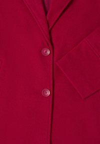Fuchsia wollen jas met een notch-kraag, twee knopen en een enkele borstzak. Glad textuur met een op maat gemaakt ontwerp.