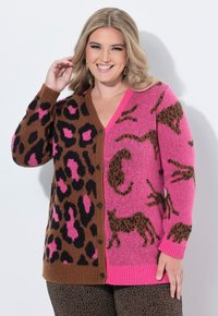 Cardigan con motivo leopardato, caratterizzato da un lato marrone con macchie nere e rosa, e da un lato rosa con contorni di animali marroni. Tessuto a maglia, scollatura a V.