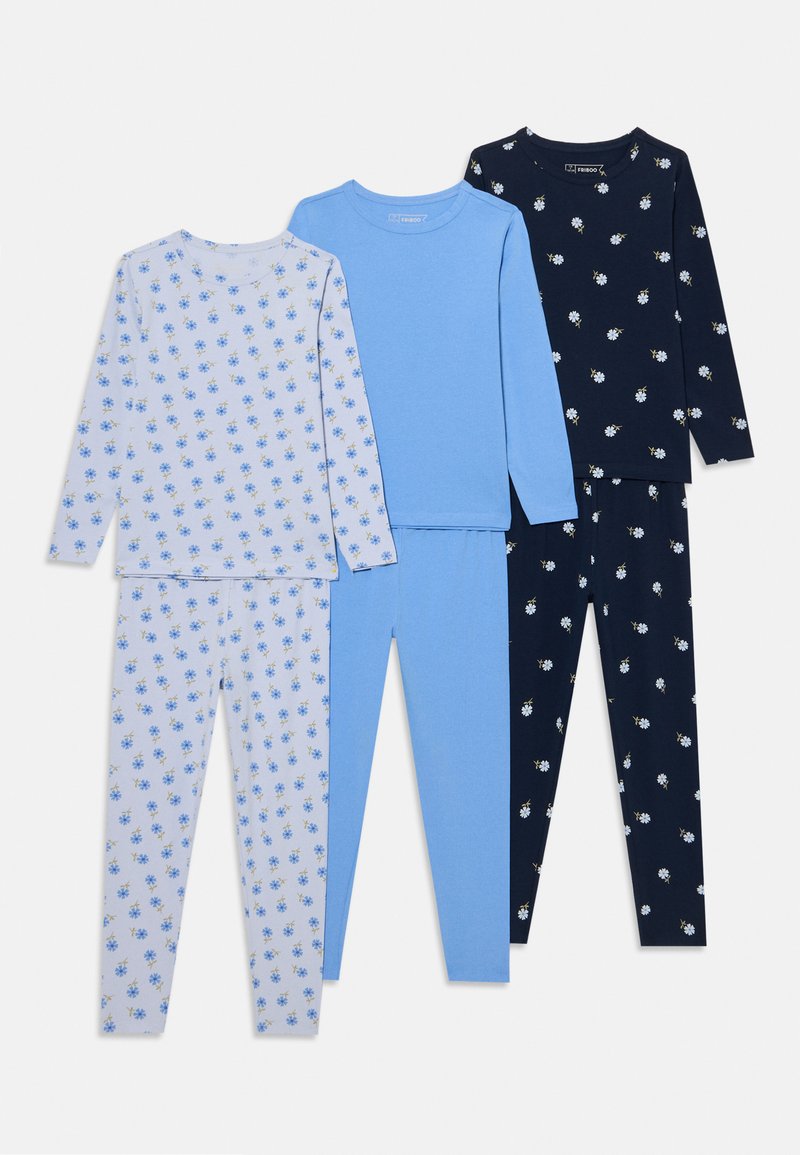 Vier sets pyjama's: twee met een lichtblauw bloemenpatroon en twee in effen marineblauw en effen blauw, allemaal van zachte katoen.