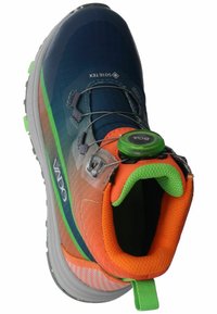 Scarpa da trail multicolore con tomaia in mesh blu, accenti arancioni e verdi, sistema di bloccaggio per i lacci rotondi e suola ammortizzata.