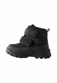 Sort vinterstøvle med to velcro-stropper, polstret overdel, tekstureret gummisål og et robust design til udendørsbrug.