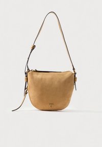 Τσάντα ώμου από σουέντ σε ανοιχτό καφέ χρώμα με καμπυλωτό σχήμα. Διαθέτει μαύρο ρυθμιζόμενο ιμάντα και κλείσιμο με φερμουάρ. Διακοσμημένη με μικρό λογότυπο.