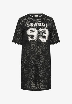 Fekete, rövid ujjú csipkeruha fehér szegéllyel, elöl nagy, fehér varsity stílusú "LEAGUE 93" felirattal.