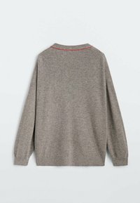 Pull en maille grise à manches longues, avec une texture côtelée, un col rond, et un accent rouge le long du col.