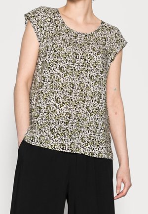 Haut à motif floral avec un col rond, des manches courtes et une coupe ample. Les couleurs comprennent le blanc, le vert et le noir sur un fond clair.