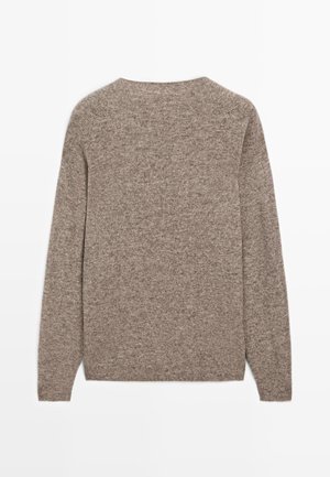 Brun strikket sweater, rund hals, lange ærmer, blød tekstur og en lidt løs pasform. Ideel til lagdeling. Ensartet design, ingen mønstre eller accenter.