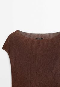 Ruskea ribatulla neulepaita, jossa on leveä kaula-aukko ja lyhyet hihat. Tasainen pinta ja kevyt kangas. Korkki näkyvissä takana.