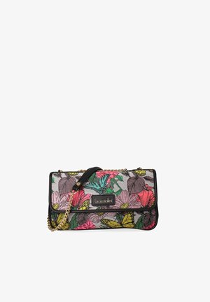 Pochette rectangulaire imprimée floral avec des fleurs roses, jaunes et vertes ainsi que des papillons, bordure noire et bandoulière chaîne dorée.