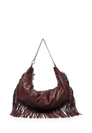 Sac à main en cuir rouge foncé avec des détails à franges le long des bords inférieurs et une bandoulière en chaîne argentée sur fond blanc.
