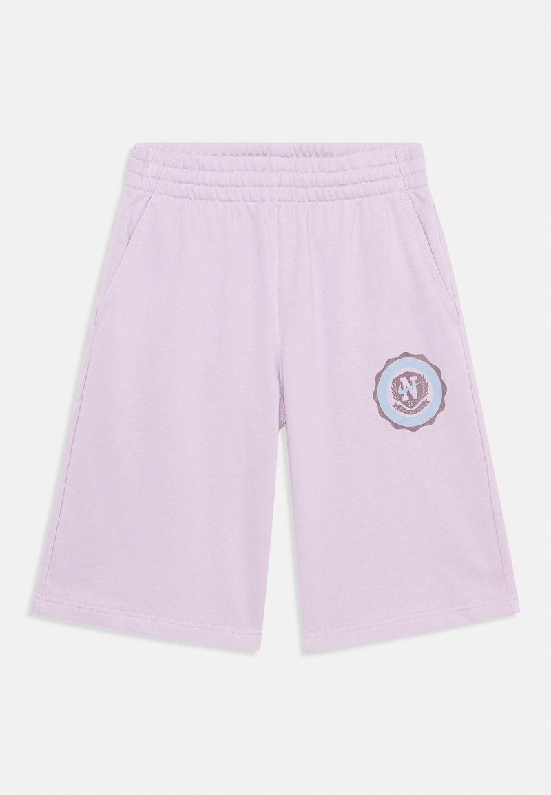 Lyse lilla shorts laget av mykt stoff, med elastisk midjebånd og sidelommer. En rund logo med blå og brun design er på venstre bein.