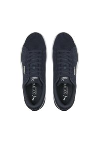Morske usnjenke nizkega profila z belimi gumijastimi podplati, ki imajo izrazite vezalke in oznako "PUMA" na straneh ter jezikih.