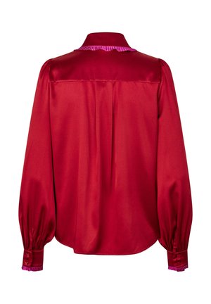 Červená saténová košeľa s dlhým rukávom a vysokým golierom, so sviežim plisovaným golierom v ružovej farbe a zapínaním na gombíky na manžetách. Hladká textúra a voľný strih.