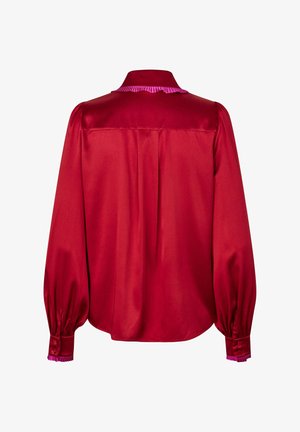 Rød satin langærmet skjorte med høj krave, der har lyserøde plisserede kraveelementer og knaplukning ved håndleddene. Glat tekstur og afslappet pasform.