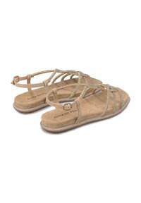 Sandali beige con cinturini, realizzati in morbida pelle scamosciata, con dettagli metallici decorativi e suola piatta. Cinturino regolabile alla caviglia per una migliore vestibilità.