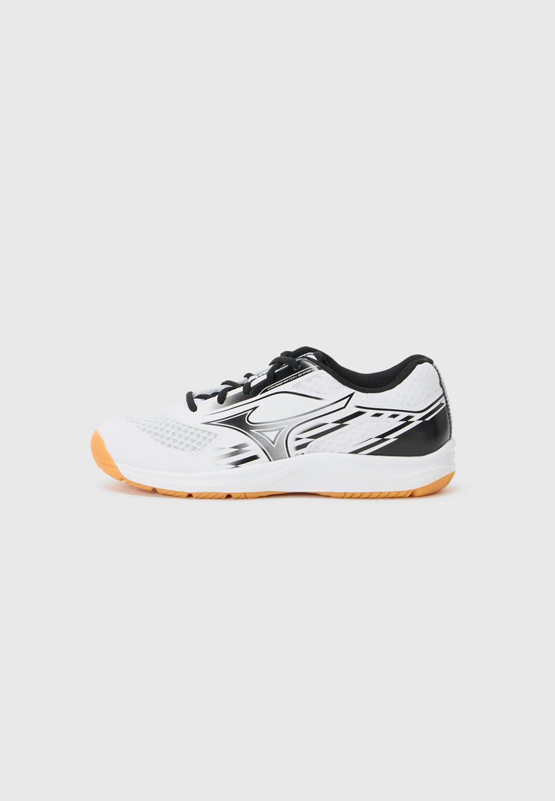 Shoe atlético branco com detalhes em preto, parte superior em malha e sobreposição sintética. Apresenta sola de borracha laranja e atacadores pretos. Design aerodinâmico.