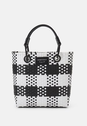 Zwart-wit geruite geweven tote bag met zwarte handvatten en Emporio Armani Milano 1981 label aan de voorkant.