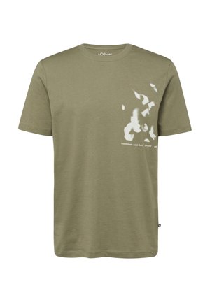 Oliwkowa koszulka z krótkim rękawem i okrągłym dekoltem, z białym abstrakcyjnym nadrukiem i tekstem na prawej stronie klatki piersiowej.