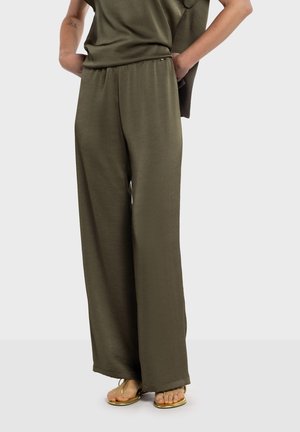 Olijfgroene wijde broek met een ontspannen pasvorm en een elastische tailleband, gemaakt van zachte stof. Opvallende zakdetails en een eenvoudig ontwerp.