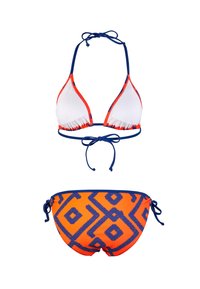 Ensemble de bikini avec un haut en triangle blanc et orange, orné de détails bleus. Bas en orange avec un motif de losanges bleus et des liens sur les côtés.