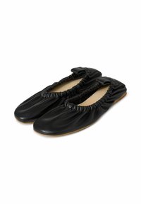 Bailarinas de cuero negro con borde elástico fruncido alrededor de la abertura y un pequeño lazo en la puntera. Suela plana, acabado suave.