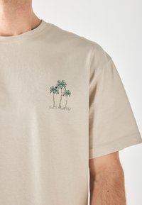 Thumbnail Image 5