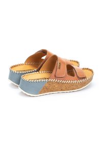 Sandalias de cuero marrón con acentos azules, base de corcho y detalles de costura. Diseño abierto con dos correas anchas para el soporte del pie.