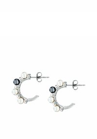 Orecchini a cerchio in argento con perle nere e bianche disposte in modo asimmetrico, con finitura lucida e chiusura a perno sicura.