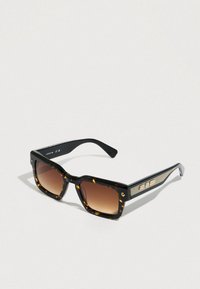 Kijelölve, dark havana