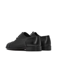 Chaussures en cuir noir avec une finition lisse, un bout arrondi et des lacets. Le talon est bas et de forme carrée, avec un minimum de détails.