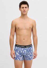 Μπλε και λευκά μποξεράκια με σχέδιο κύματος, με μαύρη ζώνη μέσης που φέρει το λογότυπο "JACK & JONES" σε λευκό χρώμα.