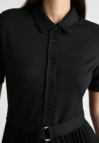 Tommy Hilfiger MIX PLEATED DRESS - Tričkové šaty - black
