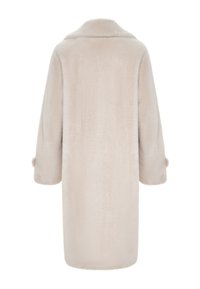 Abrigo de piel sintética de color beige claro con cuello y mangas de tres cuartos. Presenta un corte recto y una textura suave y lisa.