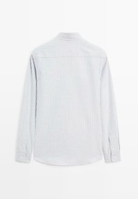 Koszula z długim rękawem z lekkiego materiału z pionowym wzorem białych i jasnoniebieskich pasków. Posiada klasyczny kołnierzyk oraz mankiety zapinane na guziki.