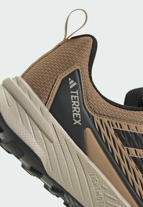 Trail running shoes2