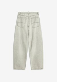 Helle graue High-Waist-Jeans mit weitem Bein und zwei großen aufgesetzten Taschen auf der Rückseite, flach auf einem weißen Hintergrund präsentiert.