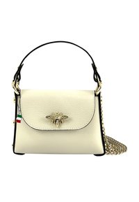 Crème leren handtas met zwarte accenten, gouden bijenhardware op de voorklep, afneembare kettingriem en een klein Italiaans vlagdetail.