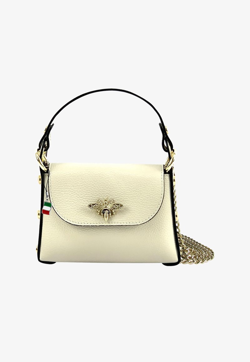 Crème leren handtas met zwarte accenten, gouden bijenhardware op de voorklep, afneembare kettingriem en een klein Italiaans vlagdetail.