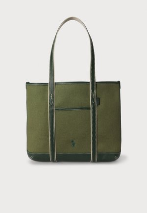 Geantă de pânză verde cu accente din piele, două mânere și un buzunar frontal. Are detalii cusute și un logo subtil.