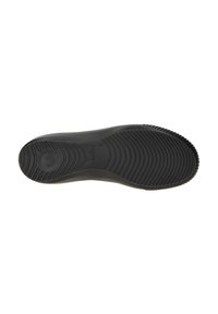 Semelle de chaussure en caoutchouc noir avec un motif texturé et ondulé. Marquée du nom de la marque "legero" et de la taille "5." Design plat et flexible.