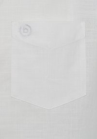 Weißes Leinenhemd mit einer Brusttasche mit spitzem Design und gesticktem Logo in Helllila. Die Textur ist glatt und leicht durchsichtig.