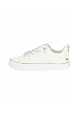 Baskets basses blanches en cuir lisse, avec des lacets beiges, un logo discret sur le talon et une semelle en caoutchouc texturée.