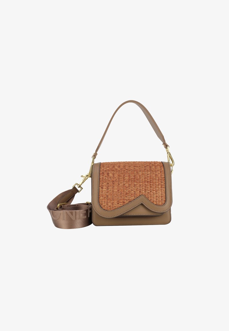 Braune Handtasche mit einer geflochtenen Strofrontklappe, glattem Lederboden, dekorativem gewelltem Rand und einem breiten, gebrandeten Schultergurt.