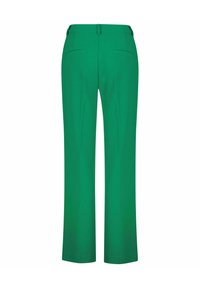 Pantaloni verdi su misura con design a gamba dritta, due tasche posteriori e passanti per cintura. Realizzati in un tessuto morbido e leggero.
