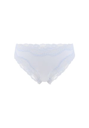 Braguitas de bikini de encaje para mujeres blancas con patrones florales a lo largo de la cintura y las aberturas de las piernas sobre un fondo liso.