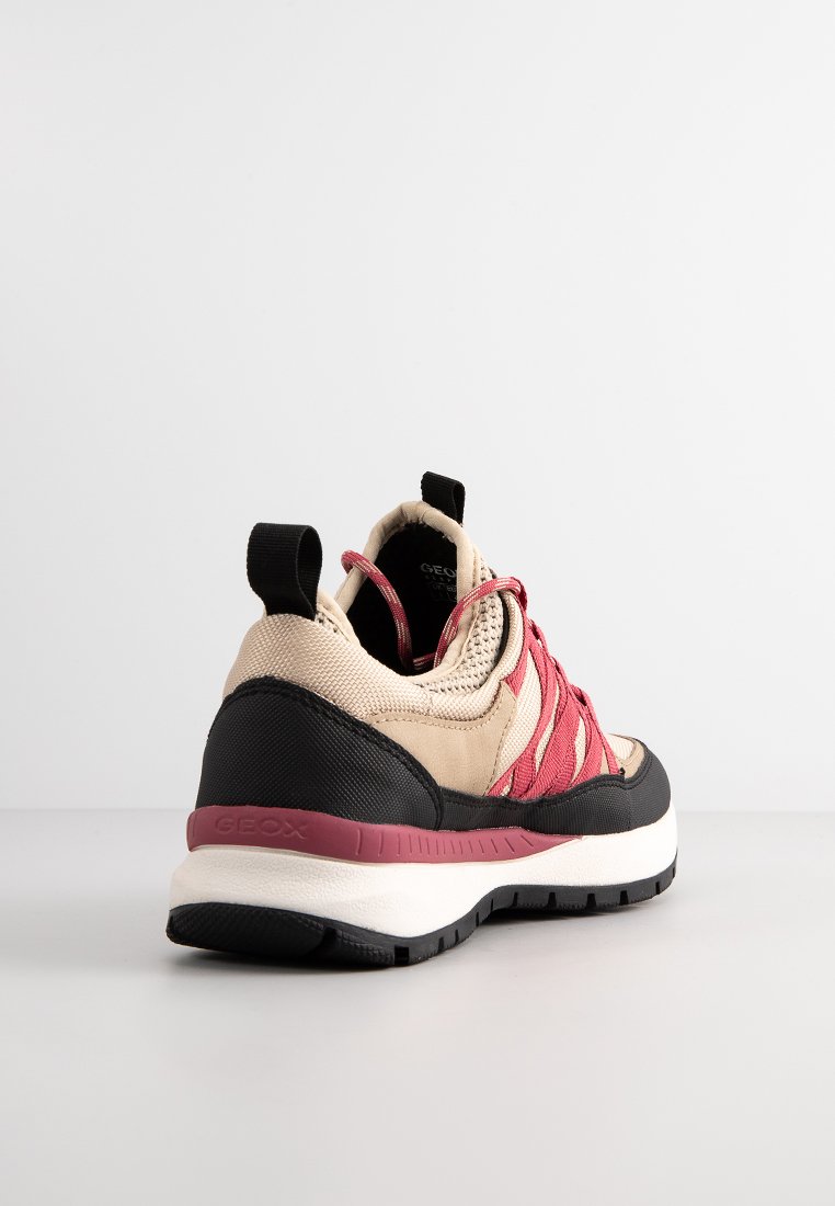 Beżowe i czarne trampki z teksturowaną cholewką, różowymi sznurowadłami i solidną podeszwą. Wyposażone w uchwyt na pięcie oraz materiały wodoodporne.