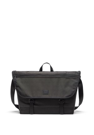 Czarna torba kurierska z teksturowanym wzorem w romby, regulowanym paskiem na ramię i górnym uchwytem. Posiada zapinaną na zamek kieszeń z przodu oraz trwały materiał.