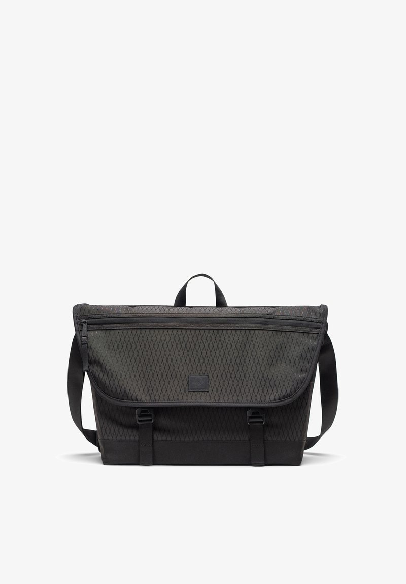 Sac messager noir avec un motif losange texturé, une sangle d'épaule réglable et une poignée supérieure. Dispose d'une poche avant zippée et d'un matériau durable.