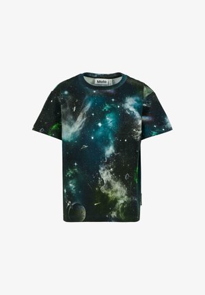 Korte mouwen T-shirt van katoen met een galactieprint in donkerblauw, groen en zwart, met sterren, planeten en nevels afgebeeld.