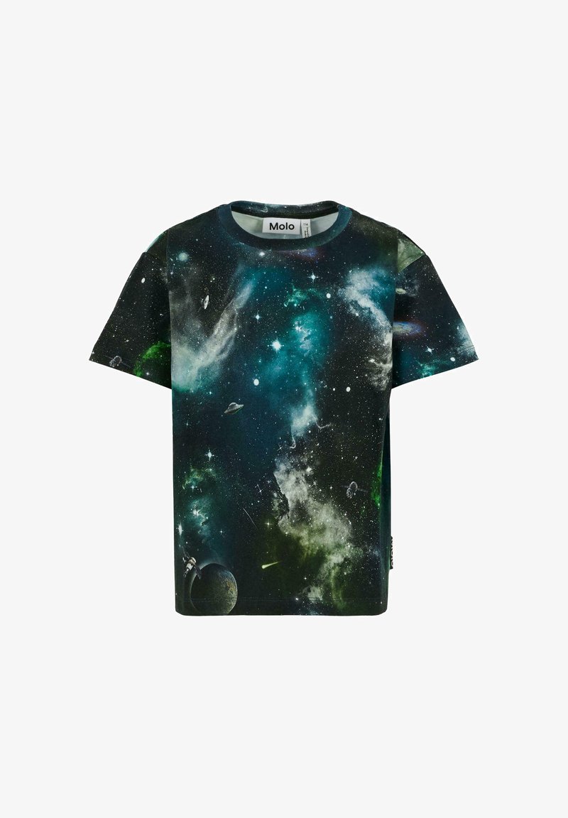 Koszulka z krótkim rękawem wykonana z bawełny, z nadrukiem galaktyki w ciemnym niebieskim, zielonym i czarnym kolorze, przedstawiająca gwiazdy, planety i mgławice.