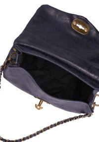 Borsa a mano in pelle blu navy con una texture liscia, accessori in ottone e una tracolla a catena. L'interno è rivestito in tessuto nero, mostrando un ampio scomparto.